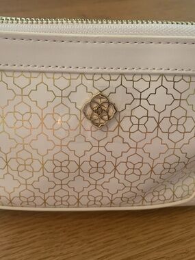 ♦️NWT Signature Gold Ivory White zip pouch case Kendra Scott Jewelry cosmetic